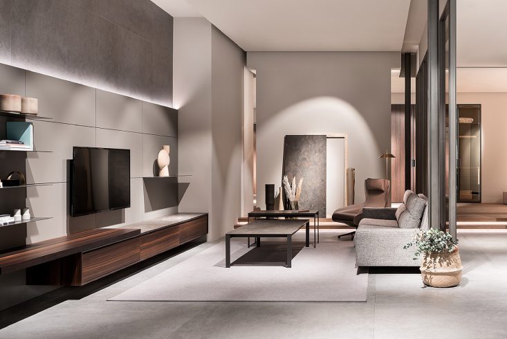 Salón con sistema pared equipada